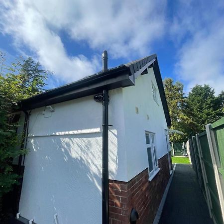 The Upton Coach House Villa Birkenhead Exteriör bild